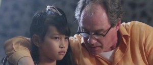 Cena do filme "Tráfico de Inocentes", na qual o ator John Billingsley, interpreta um pedófilo.